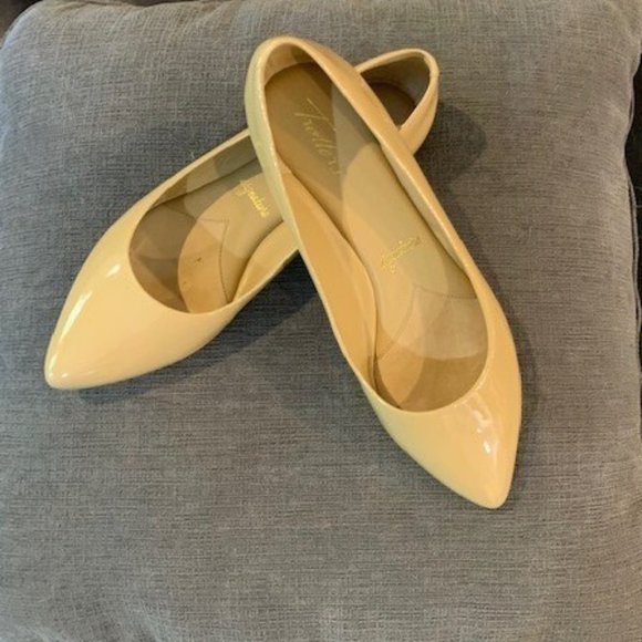 Trotters | Shoes | Trotters Estee Nude Patent Leather Ballet Flat M |  Poshmark
